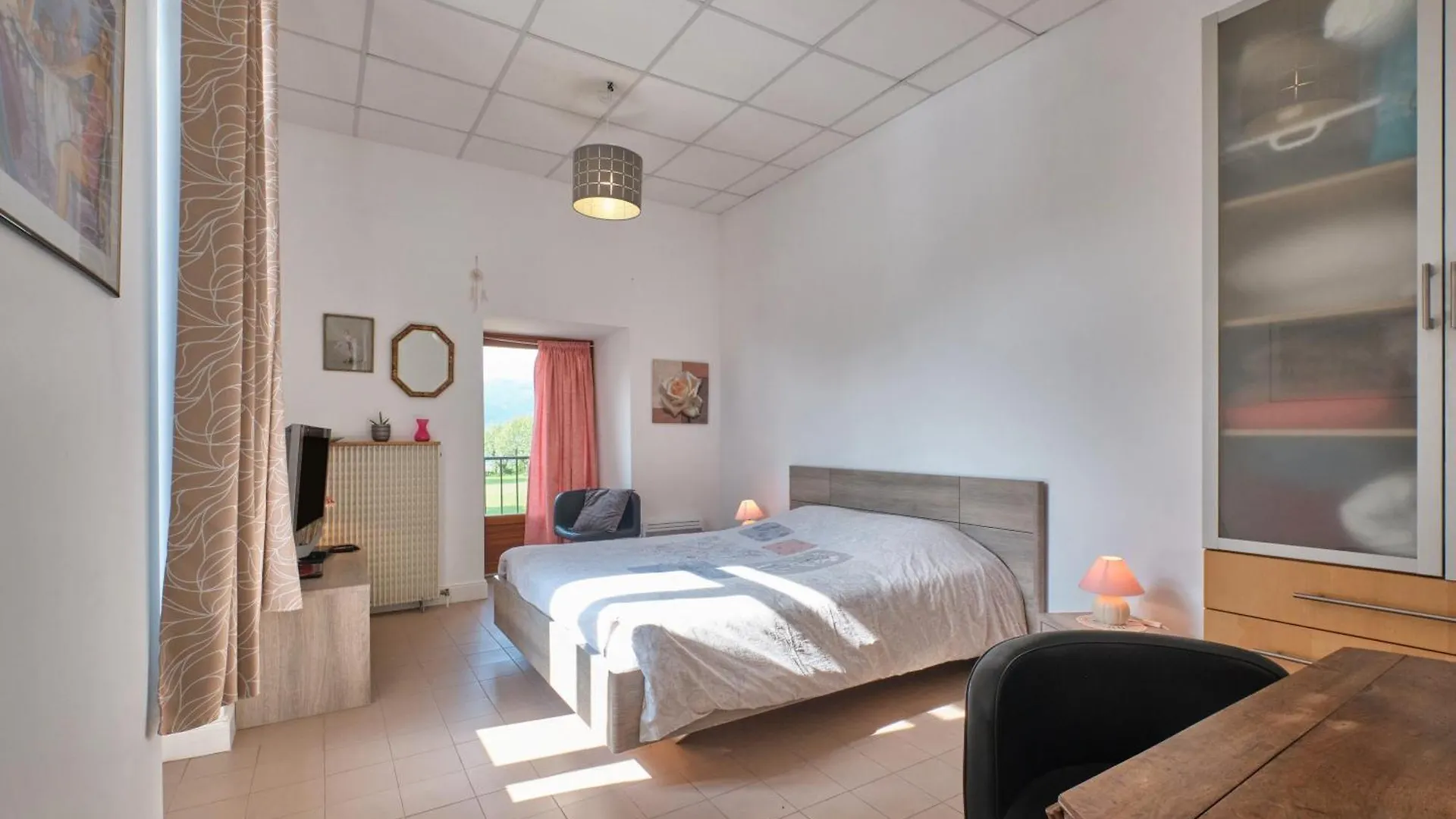Suite Marguerite Chez L'Habitant Saint-Geoire-en-Valdaine ゲストハウス